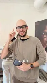 Konec mobilů? 🕶️ Tyhle AR brýle mají displej přímo v oku! 🤯✨