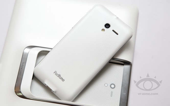 Padfone 2 v bílém a s Androidem 4.1/4.2