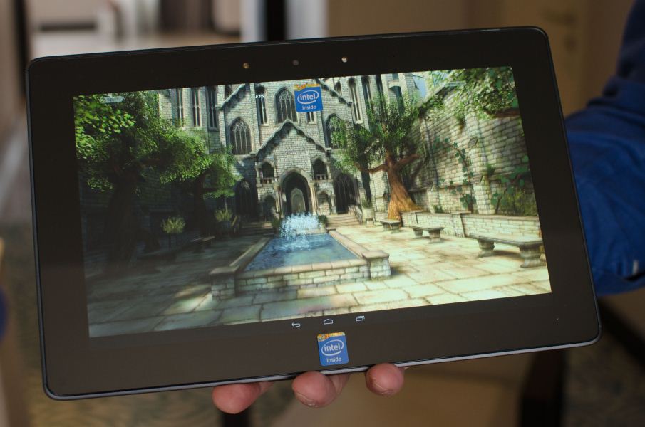 Intel se pochlubil referenčním tabletem s Windows 8 a s Androidem