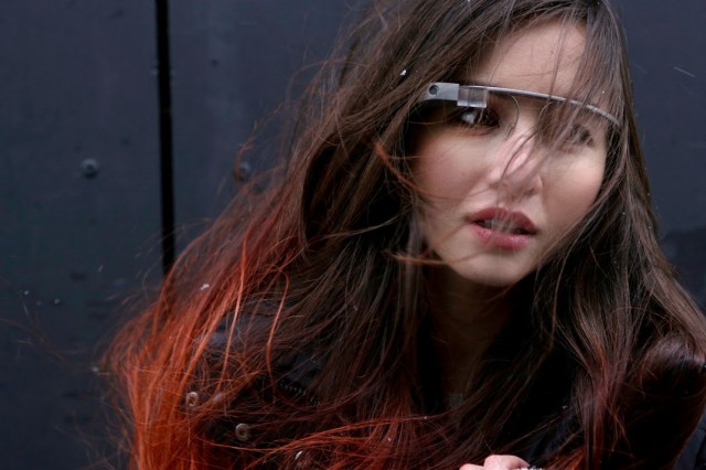 Google podepsal smlouvu s výrobcem obrouček pro Google Glass