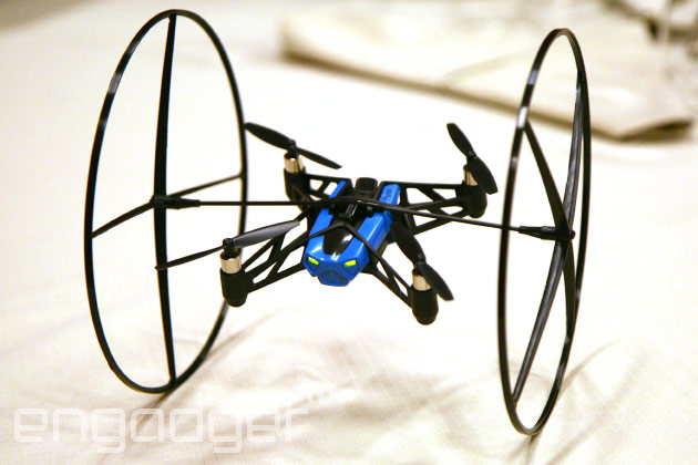 Parrot uvedl dva nové drony – skákající a létající