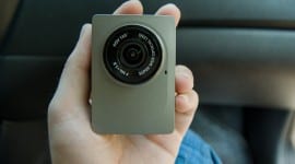 YI Dash kamera jako neviditelná černá skříňka do auta [recenze]