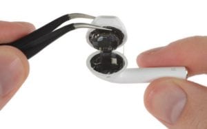 AirPods u iFixit – opravitelnost 0/10 mluví za vše