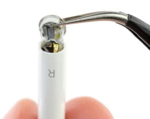 AirPods u iFixit – opravitelnost 0/10 mluví za vše