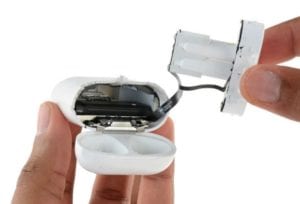 AirPods u iFixit – opravitelnost 0/10 mluví za vše