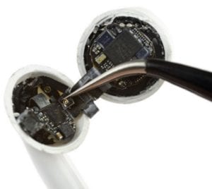 AirPods u iFixit – opravitelnost 0/10 mluví za vše