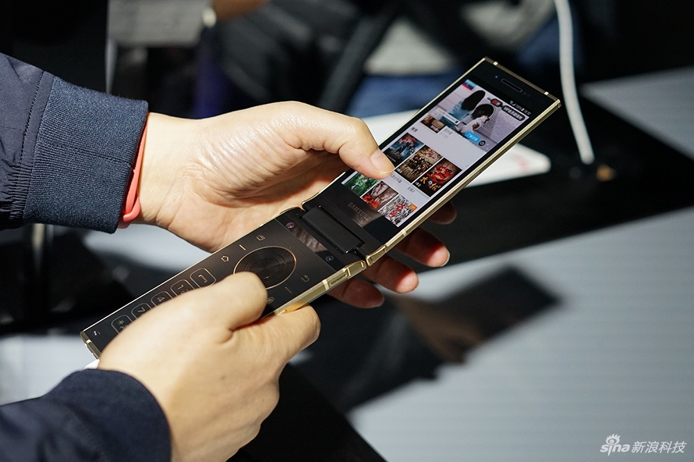 Samsung W2018 – první s foťákem se světelnosti f/1.5