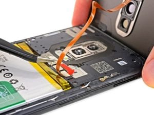 OnePlus 6 je průměrný v opravitelnosti