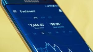 Google nyní zakázal aplikace pro těžbu kryptoměn na Google play