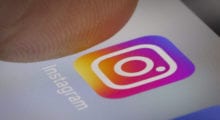Instagram nabízí pomoc drogově závislým