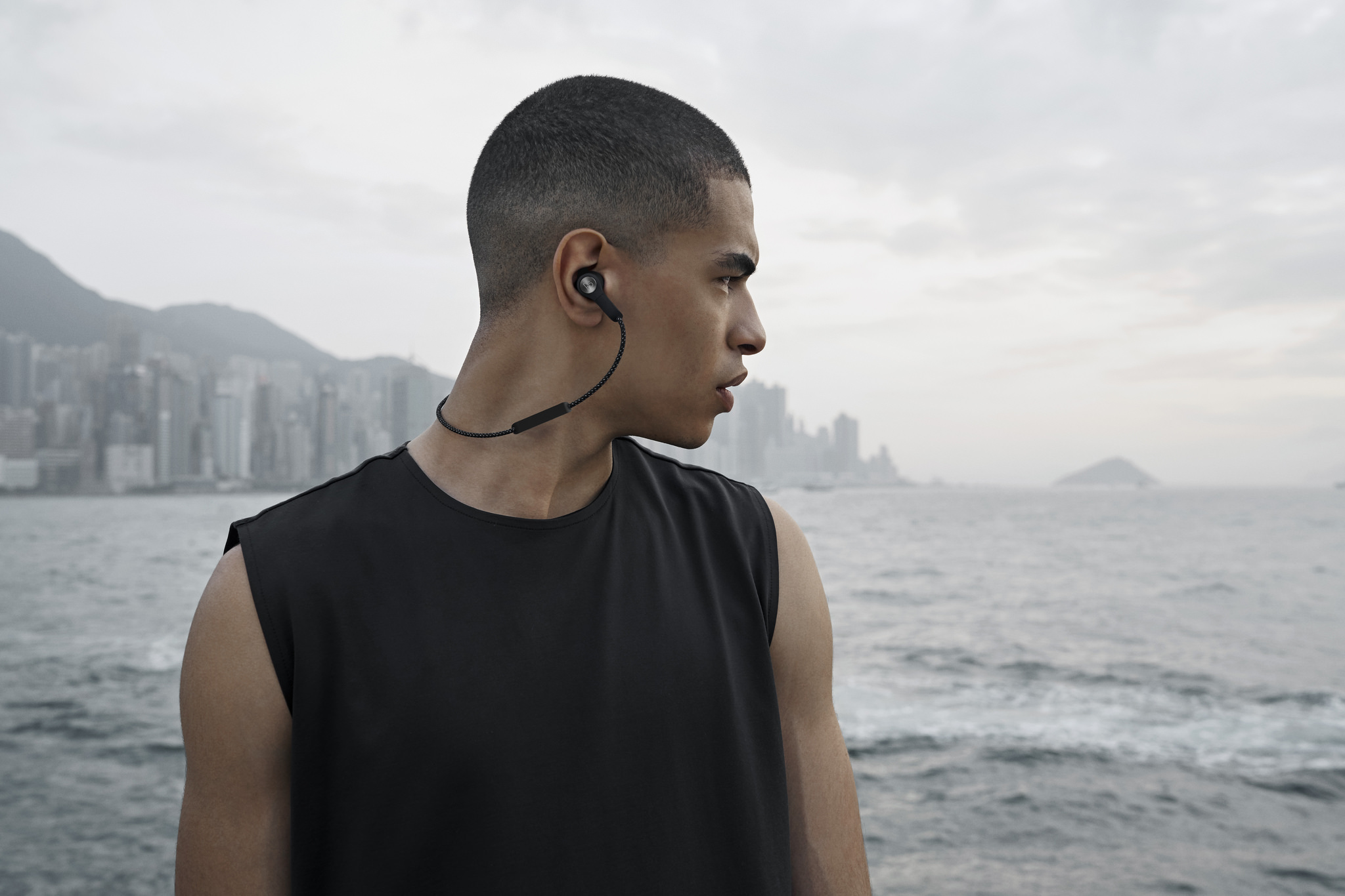 Společnost Bang & Olufsen představila nová bezdrátová sluchátka Beoplay E6