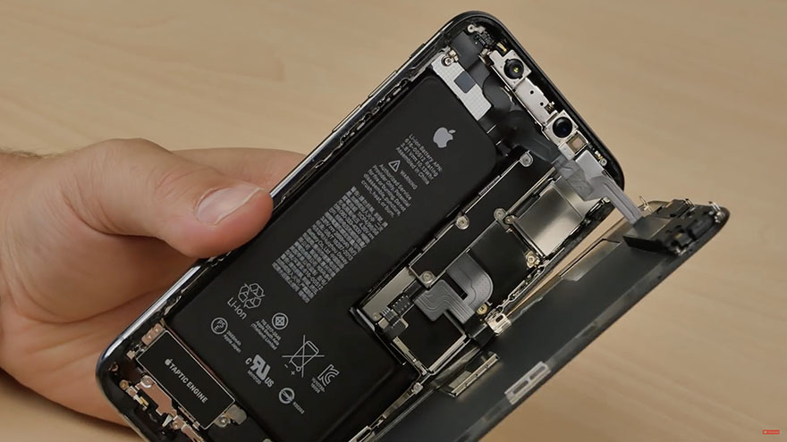 iPhone Xs poprvé rozebrán, odhalena byla kapacita baterie a další
