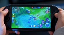 Moqi nabízí herní smartphone připomínající PlayStation Vita