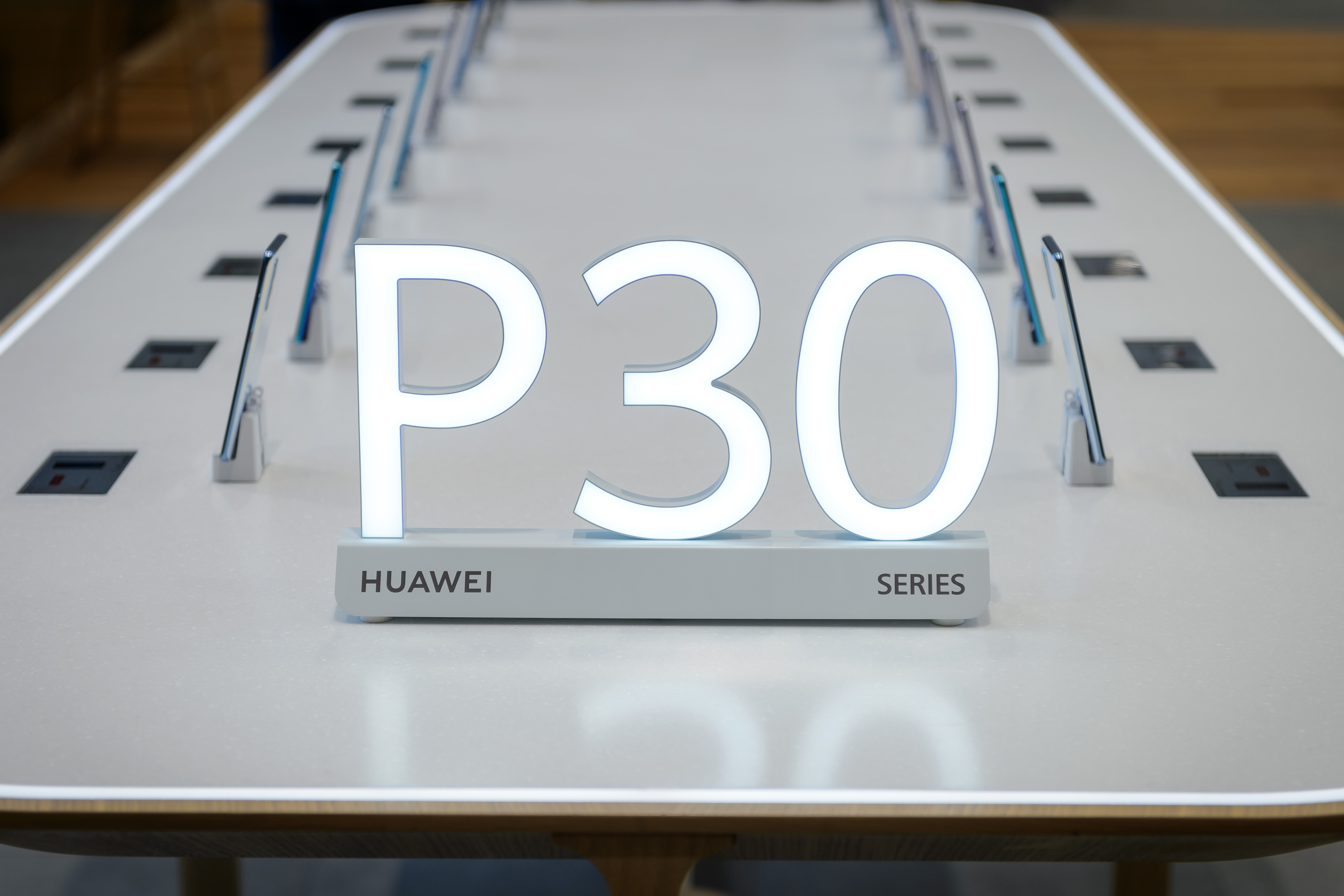 Huawei P30 Pro jde do prodeje a v Česku se otvírá Experience Store