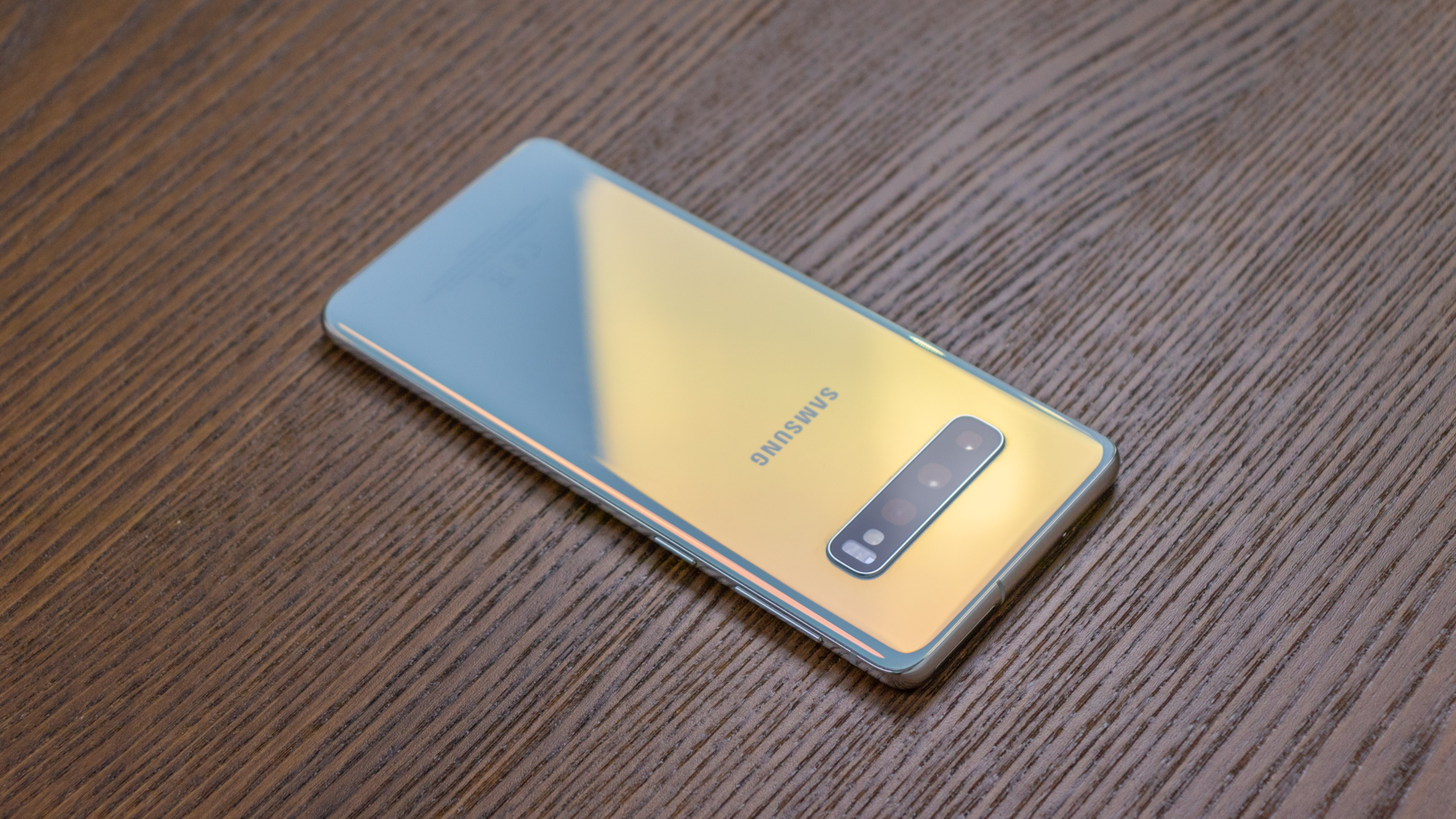 Samsung Galaxy S10 – revoluce s dírou? [recenze]