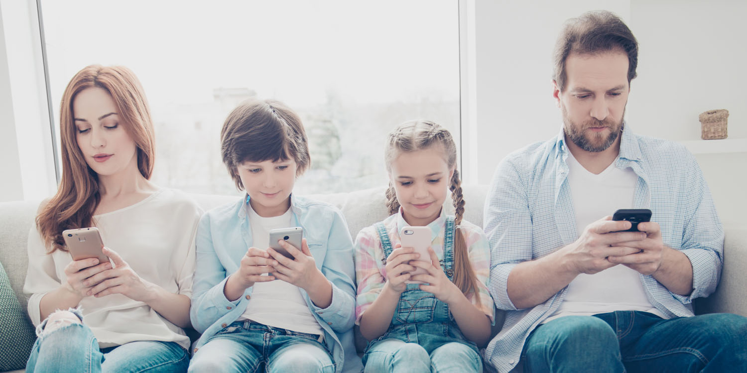 Závislost na chytrých telefonech vede k psychickým problémům, hlavně u dětí