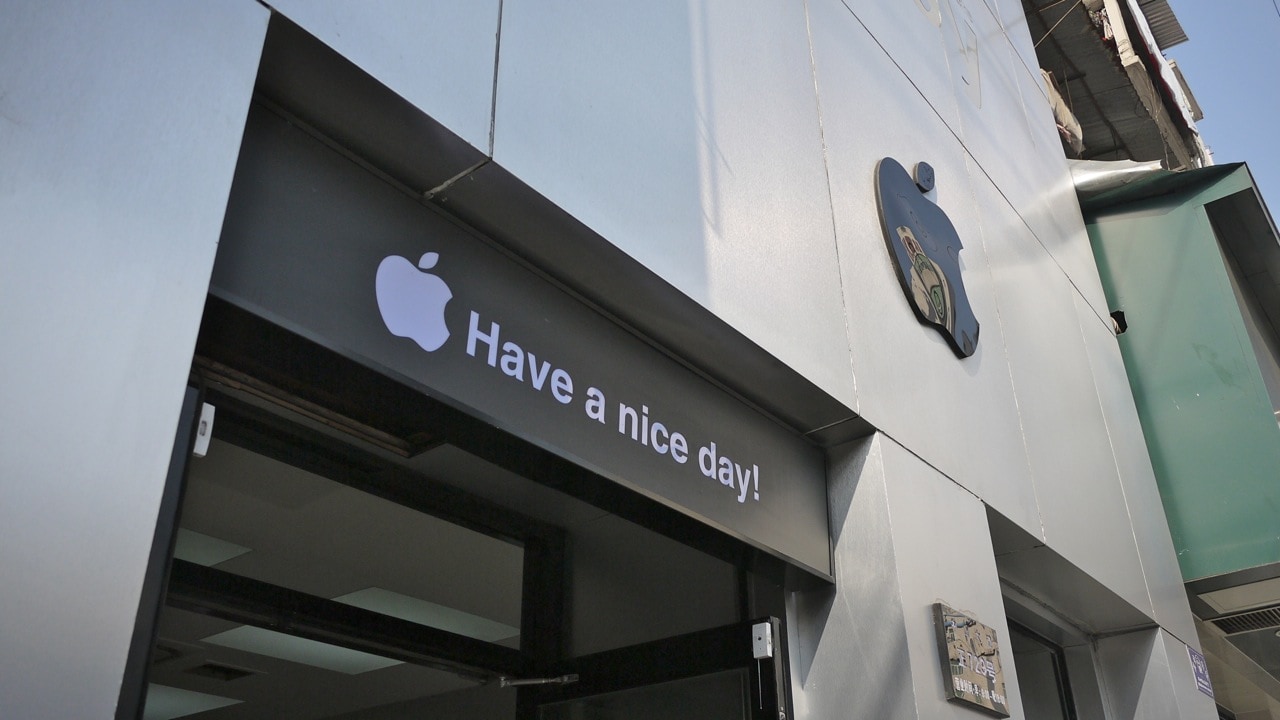Apple v Číně zavírá obchody a kanceláře