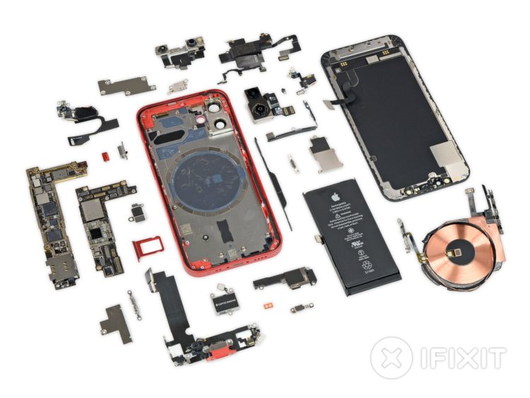 iFixit rozebral nejmenší iPhone 12