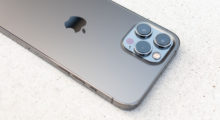 Apple testuje iPhone se čtečkou otisků prstů v displeji, dočkáme se prý už letos
