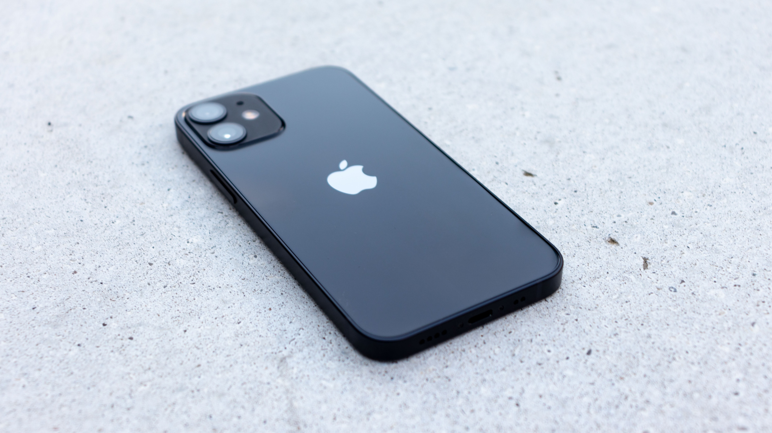 iPhone 12 má problémy s barvami, blednou