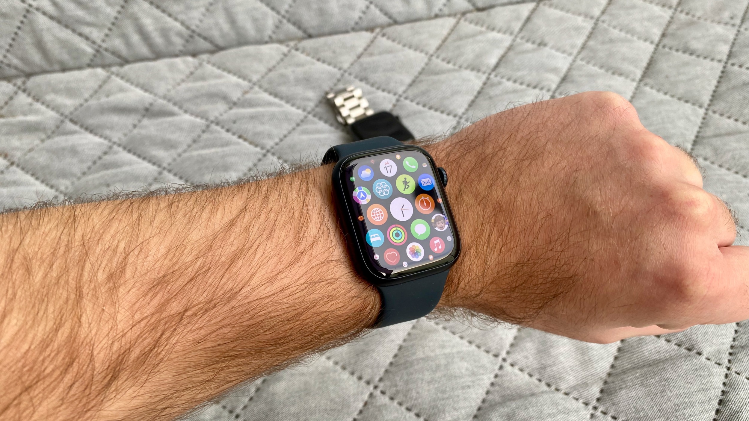 Apple vydal watchOS 8.4.1