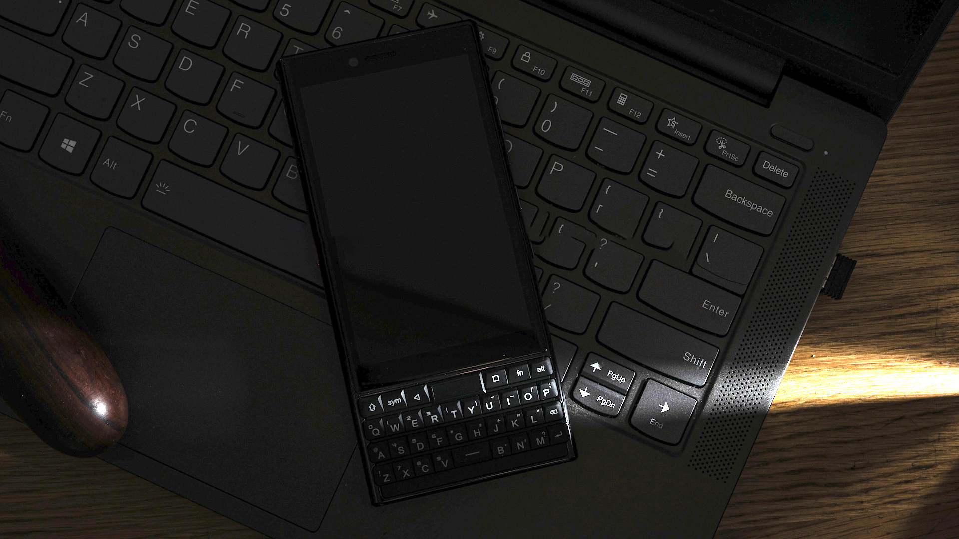 Chystá se mobil ve stylu BlackBerry s hardwarovou klávesnicí