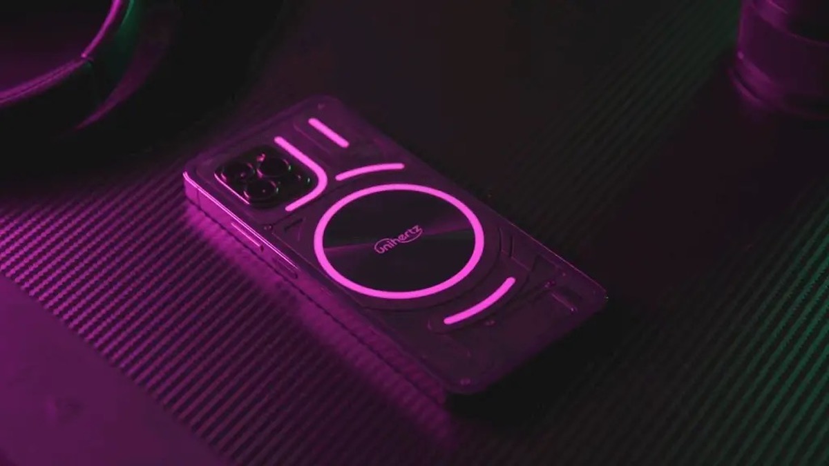 Unihertz Luna připomínající Nothing Phone (1) je dostupný na českém trhu [aktualizováno]