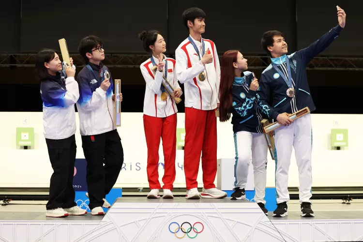 Paříž 2024: Medailisté se poprvé v historii dělí o své vítězné úsměvy s fanoušky v rámci tzv. Victory Selfie, pořízené pomocí Galaxy Z Flip6 Olympic Edition [komerční článek]