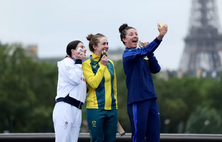 Paříž 2024: Medailisté se poprvé v historii dělí o své vítězné úsměvy s fanoušky v rámci tzv. Victory Selfie, pořízené pomocí Galaxy Z Flip6 Olympic Edition [komerční článek]