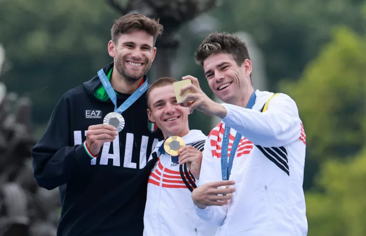 Paříž 2024: Medailisté se poprvé v historii dělí o své vítězné úsměvy s fanoušky v rámci tzv. Victory Selfie, pořízené pomocí Galaxy Z Flip6 Olympic Edition [komerční článek]