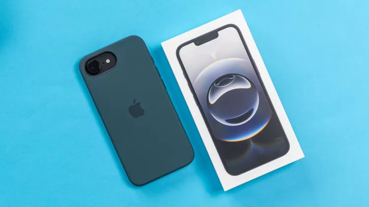 Apple iPhone 16e 11 6000x3368x