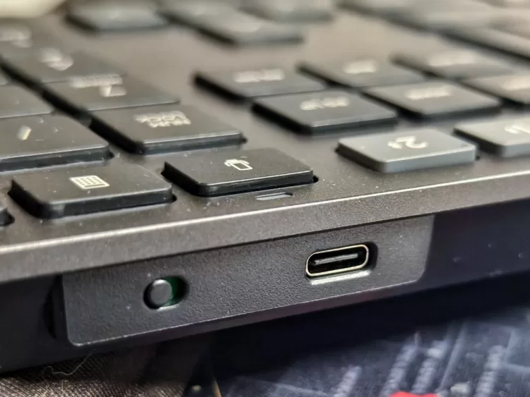 HP 725 detail klávesnice