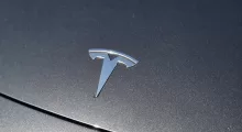 Tesla spouští vlastní továrnu na AI čipy