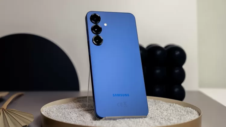 Obsah obrázku Mobilní telefon, interiér, přístroj, Elektronické zařízeníObsah generovaný pomocí AI může být nesprávný.