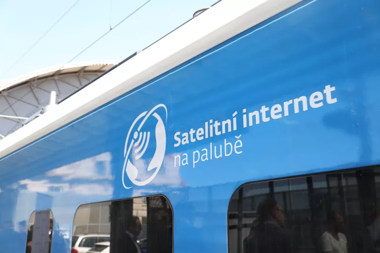 České dráhy testují satelitní internet Starlink ve vlaku