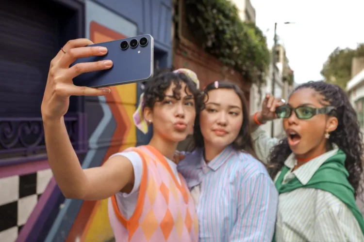 007 galaxy s25 fe lifestyle 1024x683 1024x683x