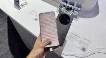 TCL ukázalo 7,2palcový telefon s matným černobílým displejem, model NXT Paper 60 Ultra