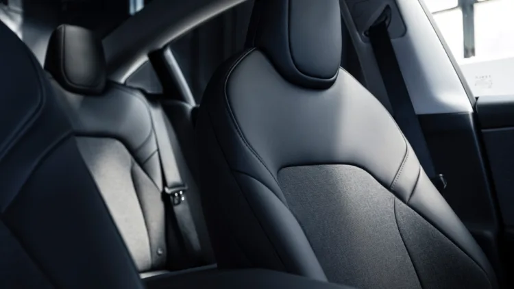 model y standard sedacky 4000x2250x