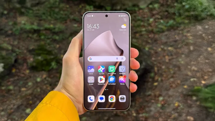 Obsah obrázku Mobilní telefon, osoba, přístroj, Přenosné komunikační zařízeníObsah generovaný pomocí AI může být nesprávný.