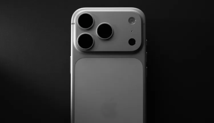 Obsah obrázku přístroj, Elektronické zařízení, smartphone, černobílá Obsah generovaný pomocí AI může být nesprávný.