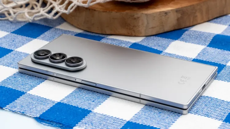 Obsah obrázku Mobilní telefon, přístroj, stůl, interiérObsah generovaný pomocí AI může být nesprávný.