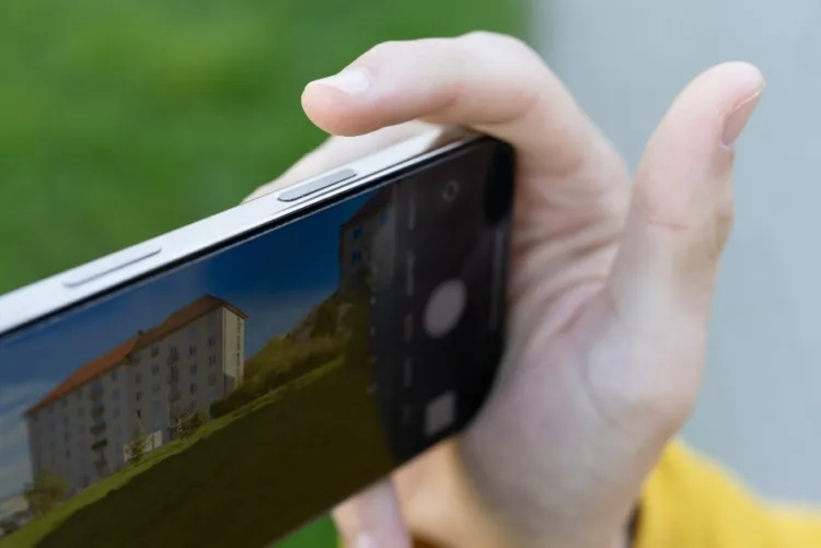 Obsah obrázku osoba, Mobilní telefon, ruka, drženíObsah generovaný pomocí AI může být nesprávný.
