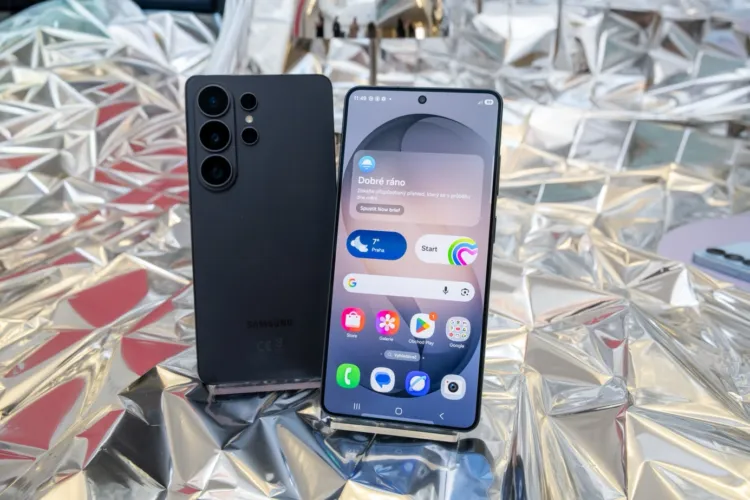 Obsah obrázku Mobilní telefon, přístroj, Přenosné komunikační zařízení, Komunikační zařízení Obsah generovaný pomocí AI může být nesprávný.