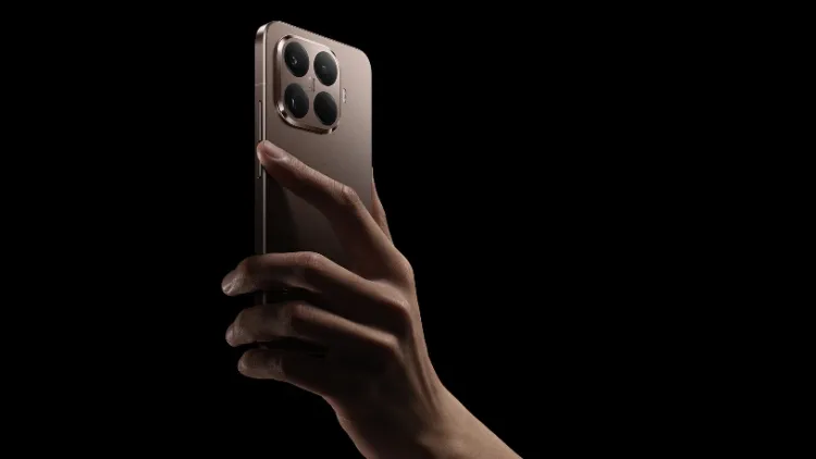 Obsah obrázku přístroj, osoba, Mobilní telefon, Elektronické zařízeníObsah generovaný pomocí AI může být nesprávný.