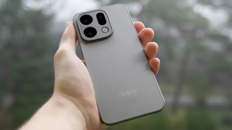 Obsah obrázku přístroj, osoba, Elektronické zařízení, Mobilní telefon Obsah vygenerovaný umělou inteligencí může být nesprávný.