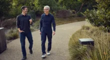Apple: Tim Cook odstupuje z pozice CEO a nahrazuje ho John Ternus