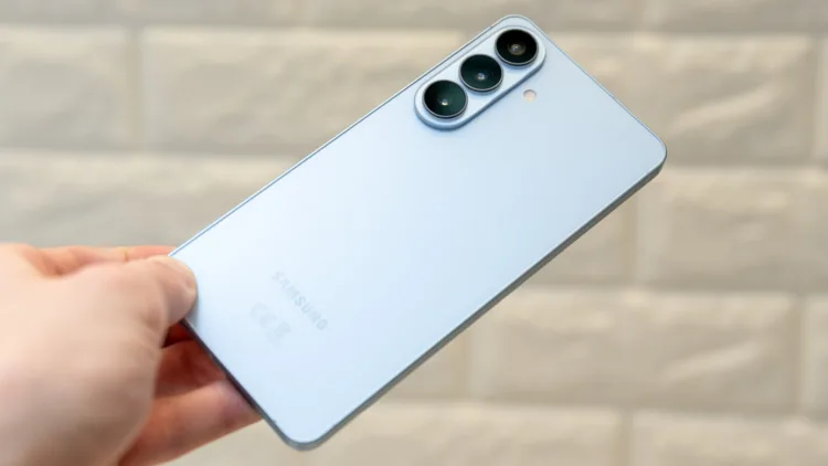 Mobil Pohotovost zlevňuje Samsungy. Galaxy S26 může být váš za 19 tisíc