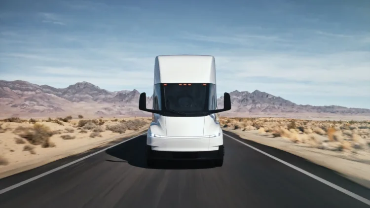 Elektrický tahač Tesla Semi konečně vstoupil do sériové výroby