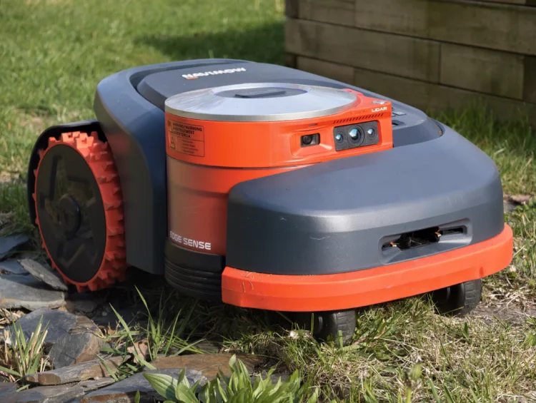 Navimow H206 odvede kvalitní práci na zahradě. Nová autonomní sekačka od Segway zvládne rozměrné zahrady se složitým terénem