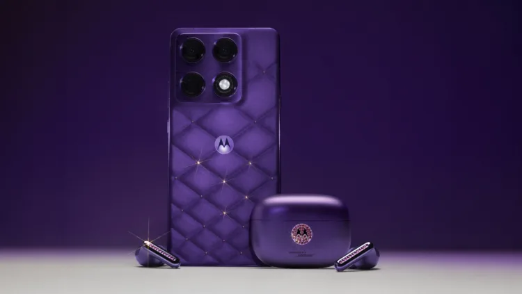 Motorola představila jedinečný telefon s bezdrátovými sluchátky přímo v balení